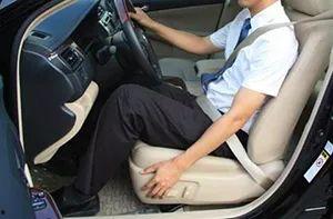 客车司机开车吃瓜,客车司机分心驾驶的惊险瞬间